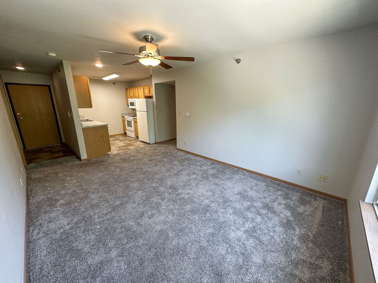 Ames Apartment: 258 N Hyland Ave