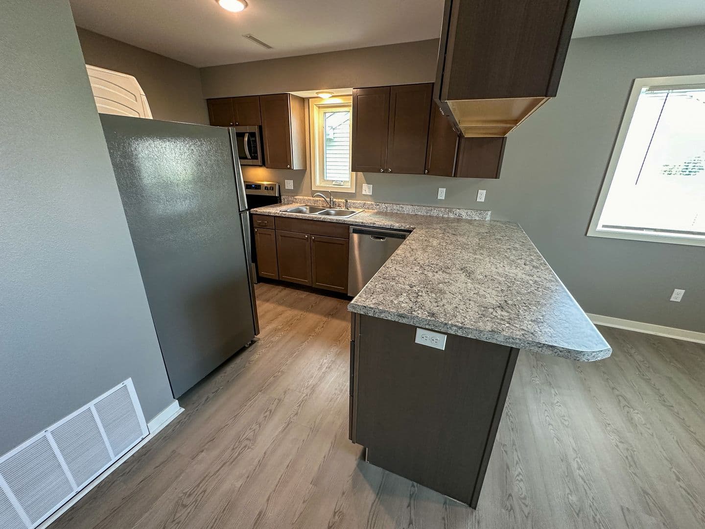 Ames Apartment: 218 S Dakota Ave