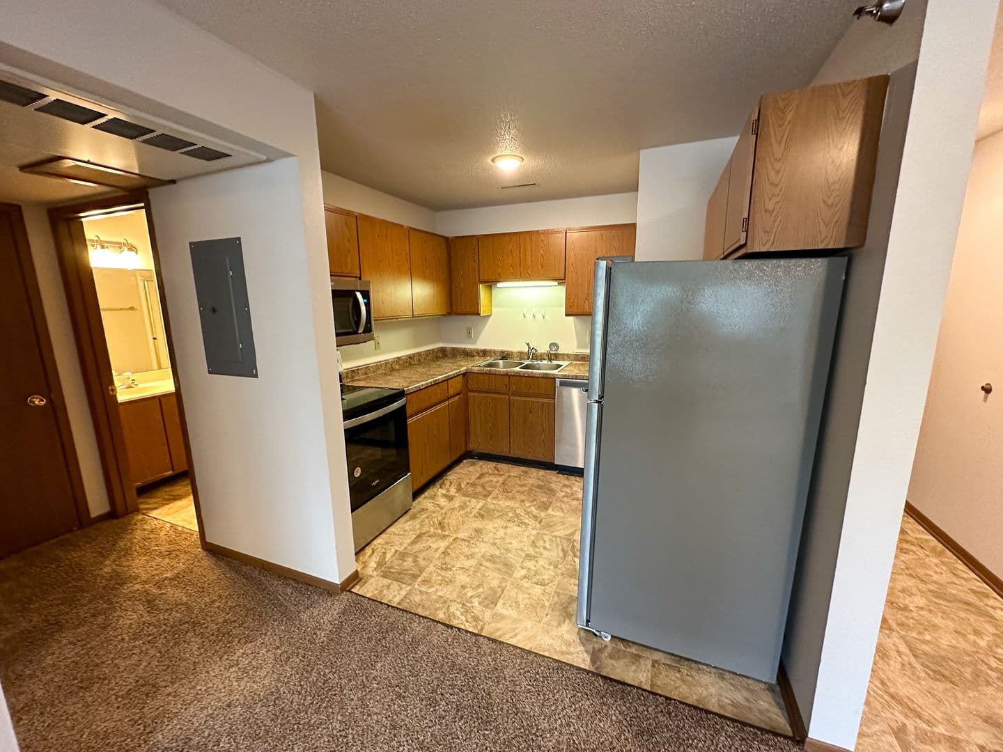 Ames Apartment: 225 N Hyland Ave