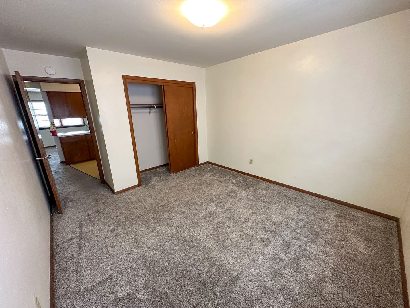 Ames Apartment: 218 N Hyland Ave