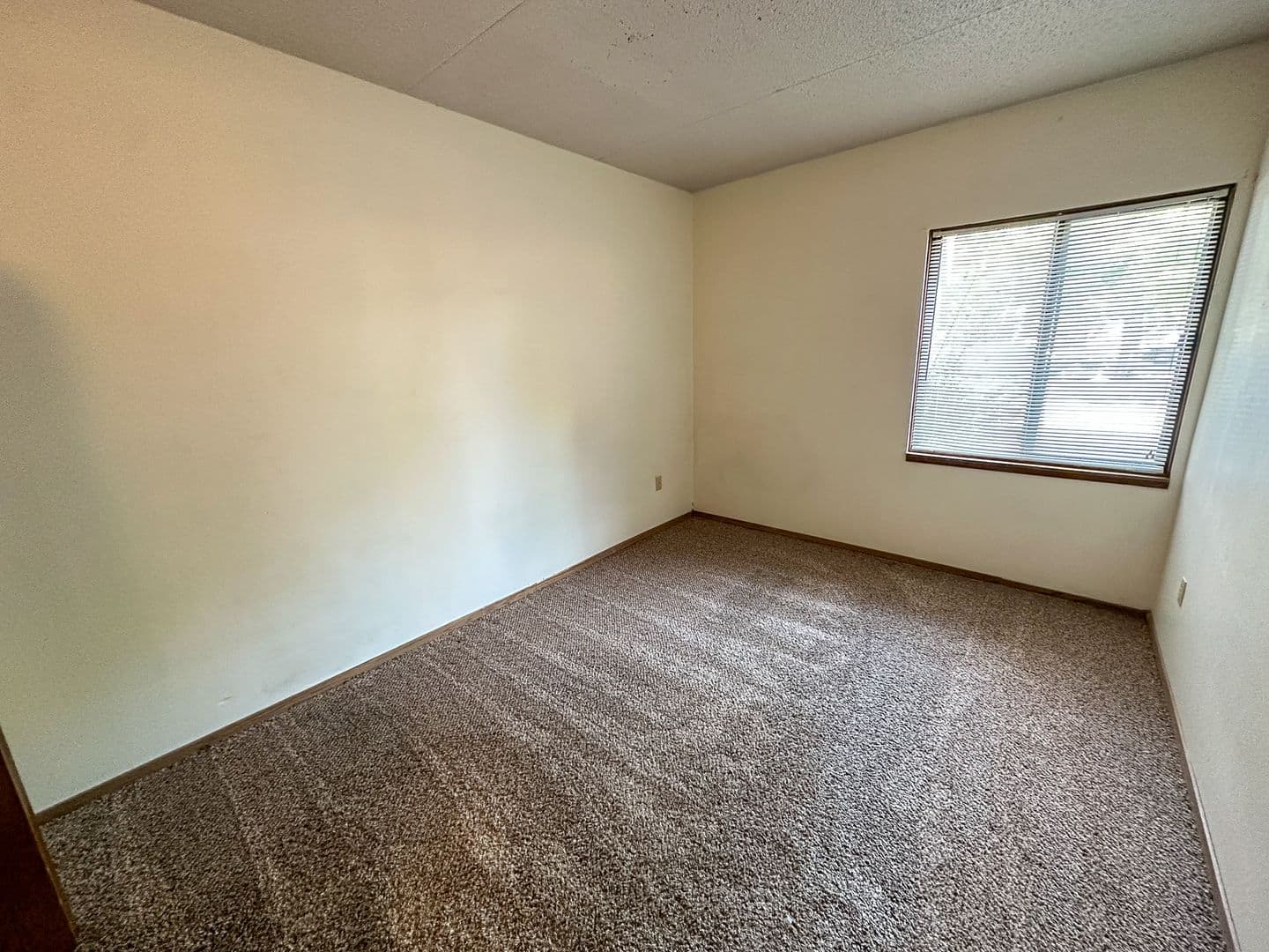 Ames Apartment: 246 N Hyland Ave