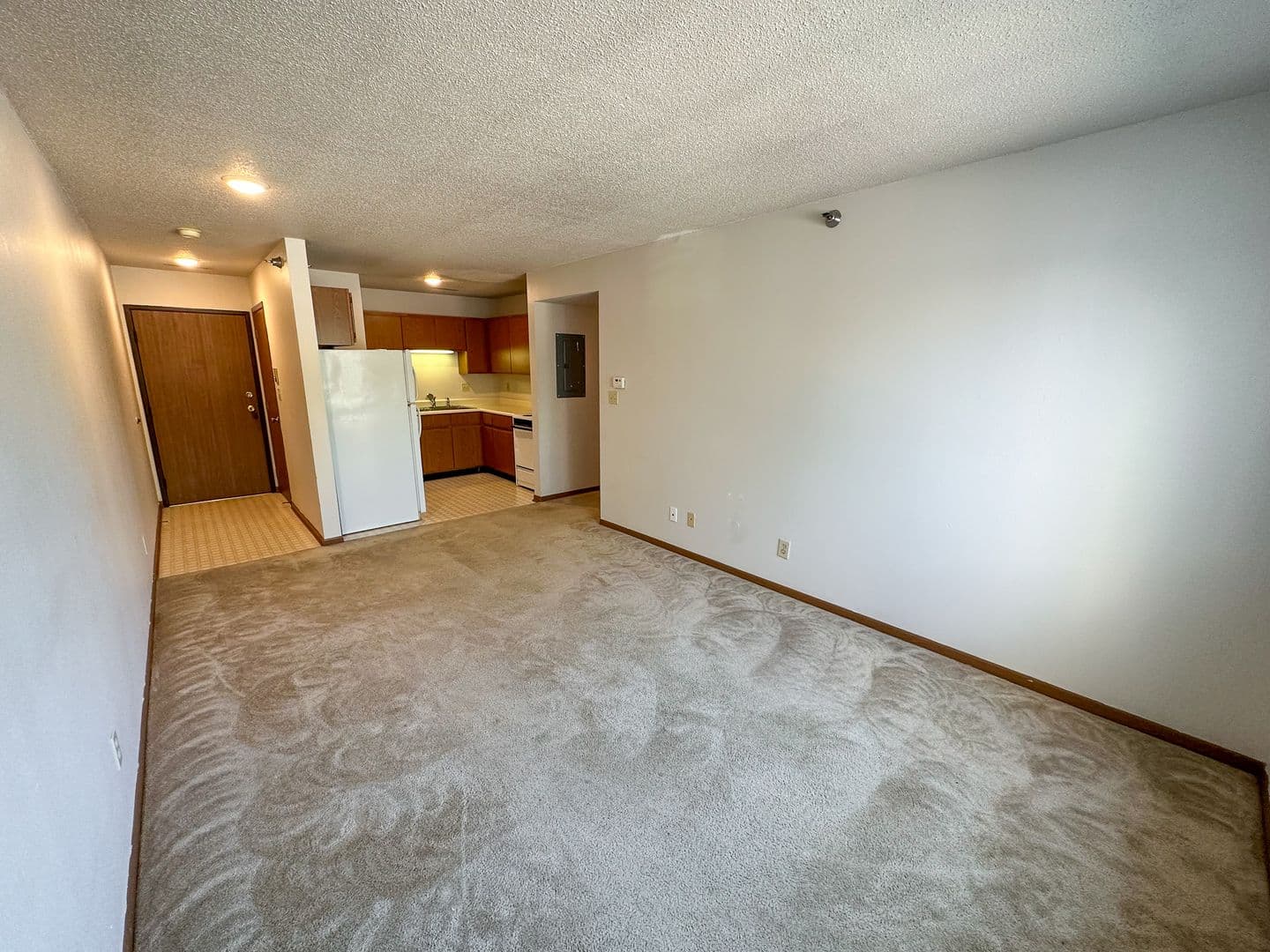 Ames Apartment: 225 N Hyland Ave