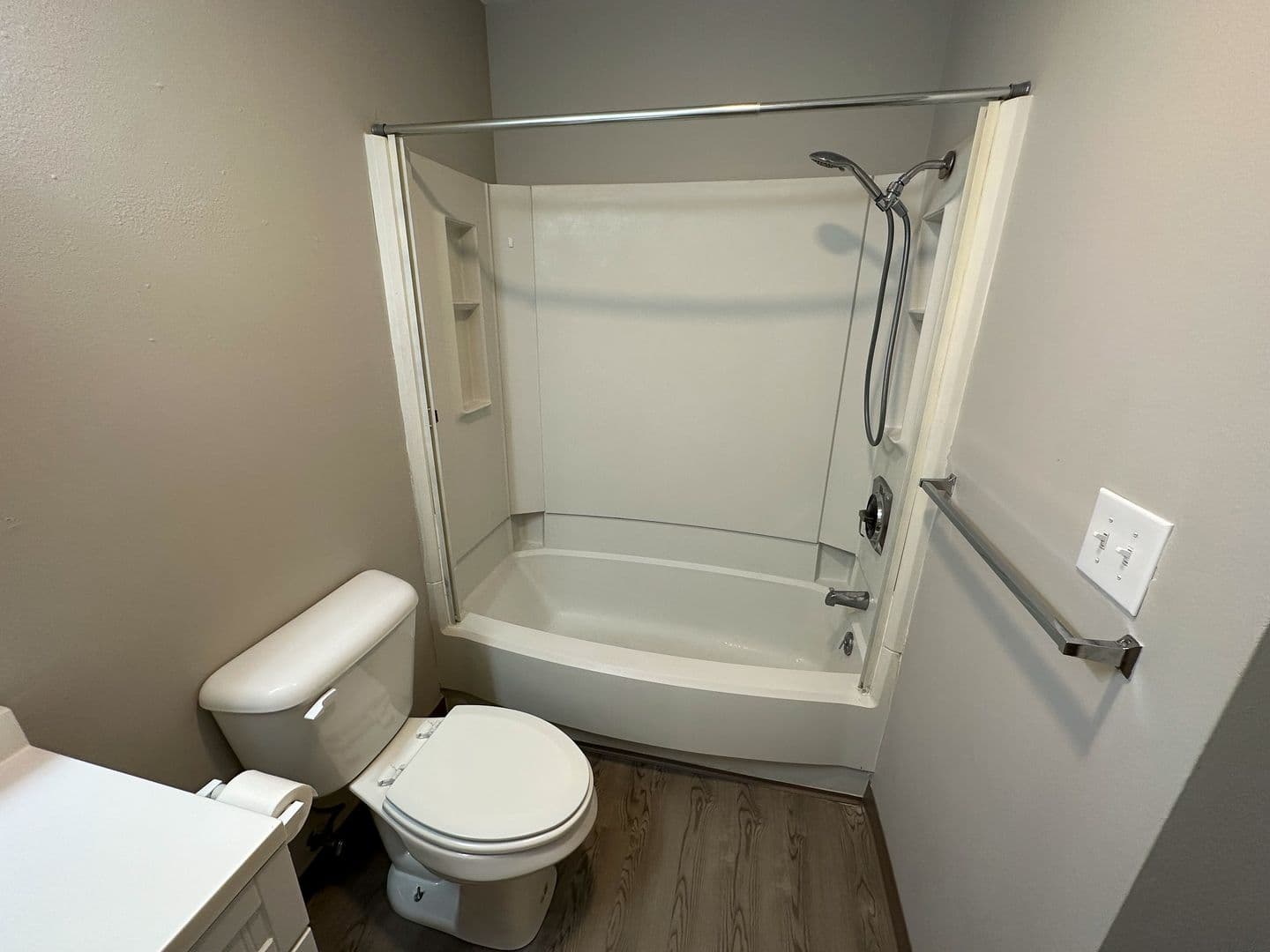 Ames Apartment: 246 N Hyland Ave