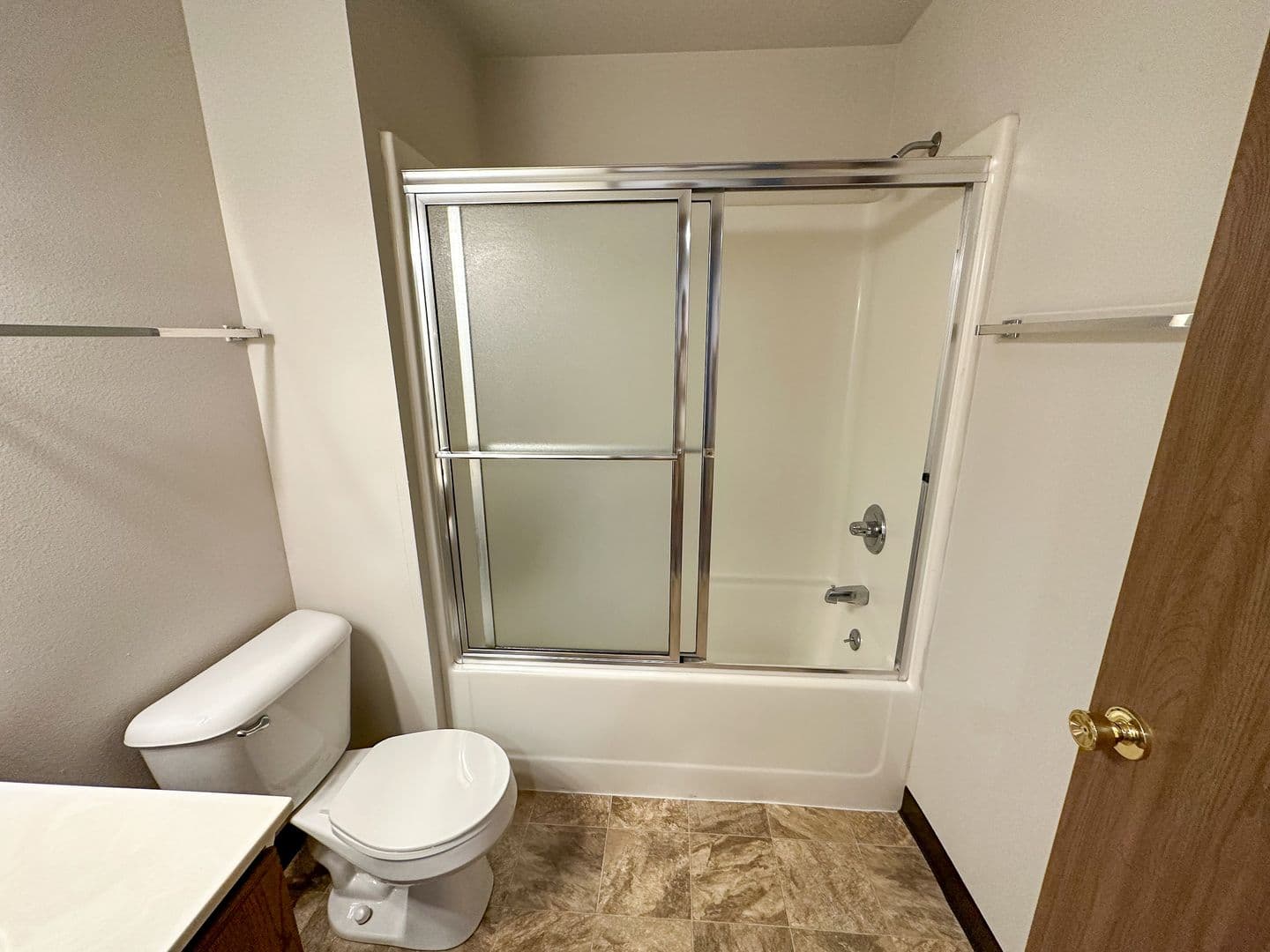 Ames Apartment: 225 N Hyland Ave