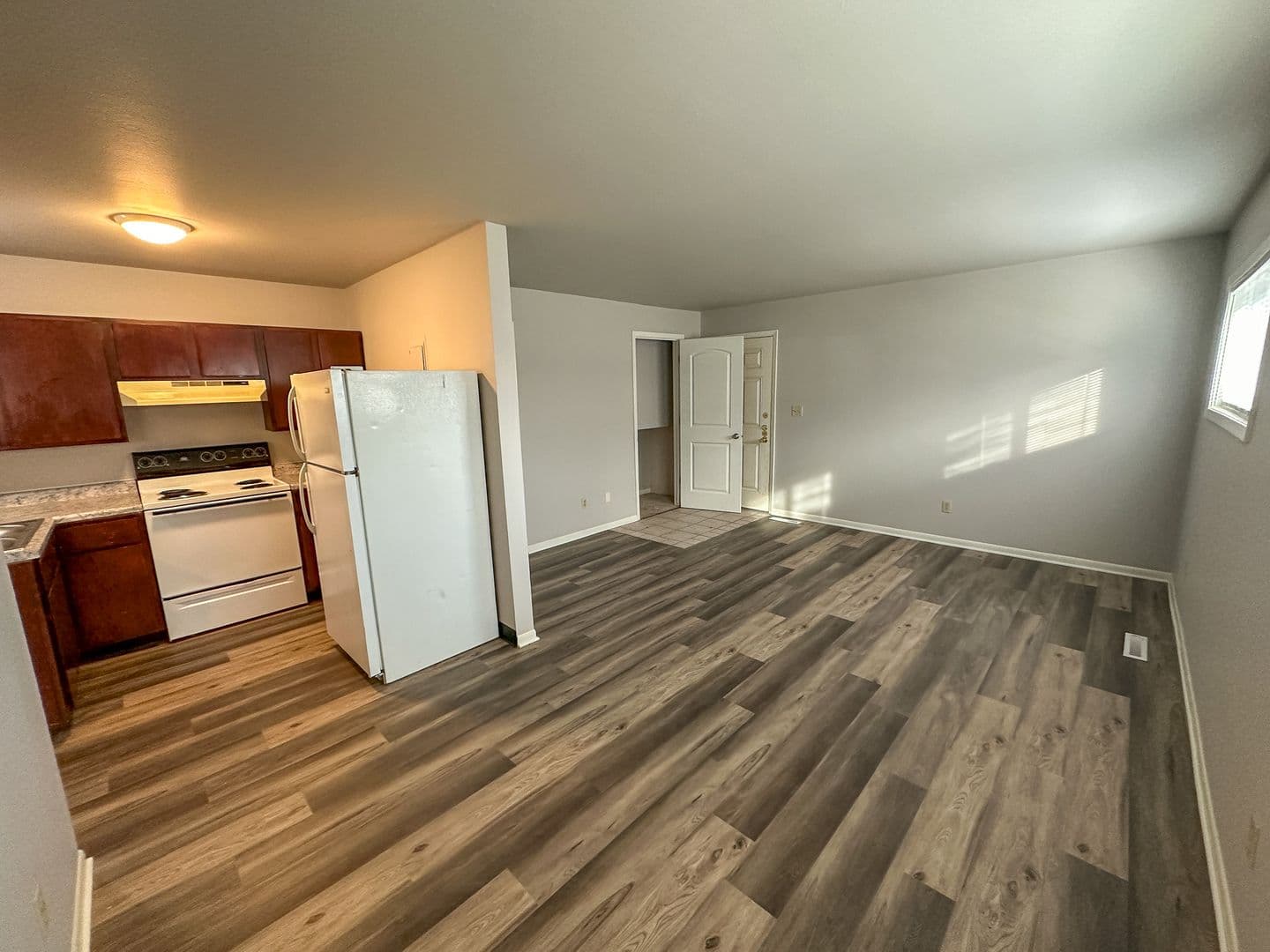 Ames Apartment: 129 S Oak Ave
