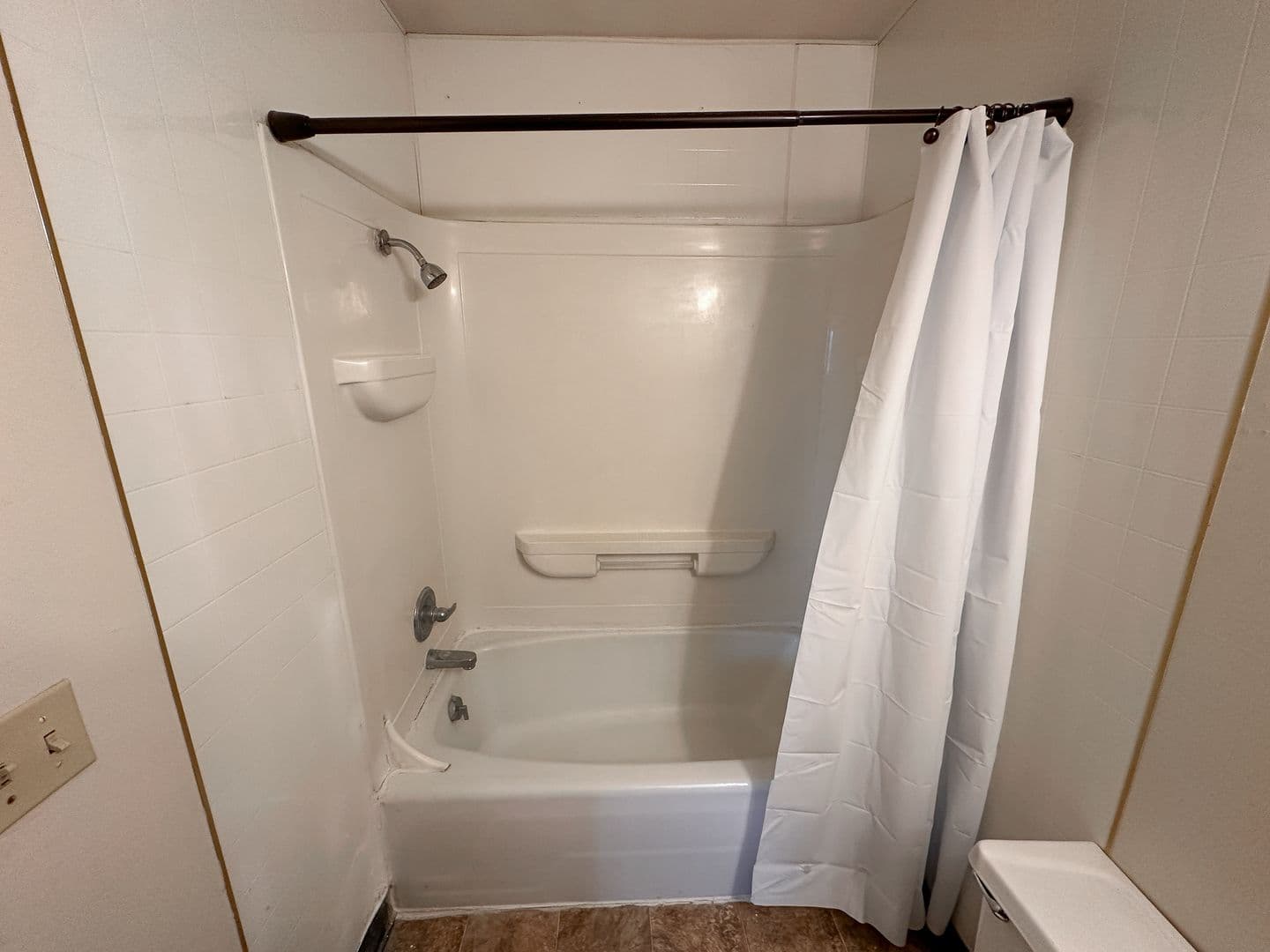 Ames Apartment: 129 S Oak Ave
