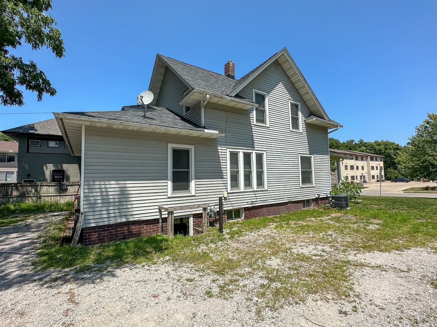 Ames House: 531 Welch Ave