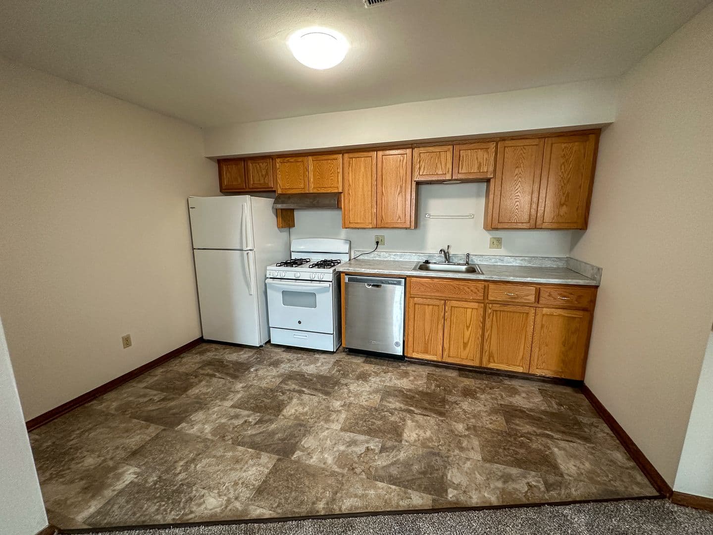 Ames Apartment: 218 N Hyland Ave