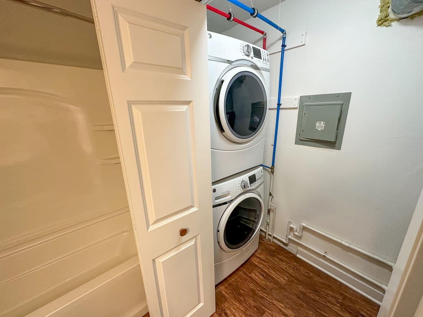 Ames Apartment: 207 S 5th St