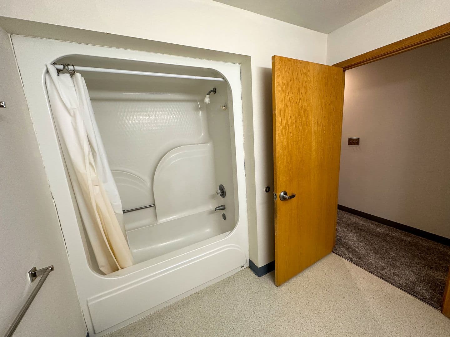 Ames Apartment: 244 N Hyland Ave