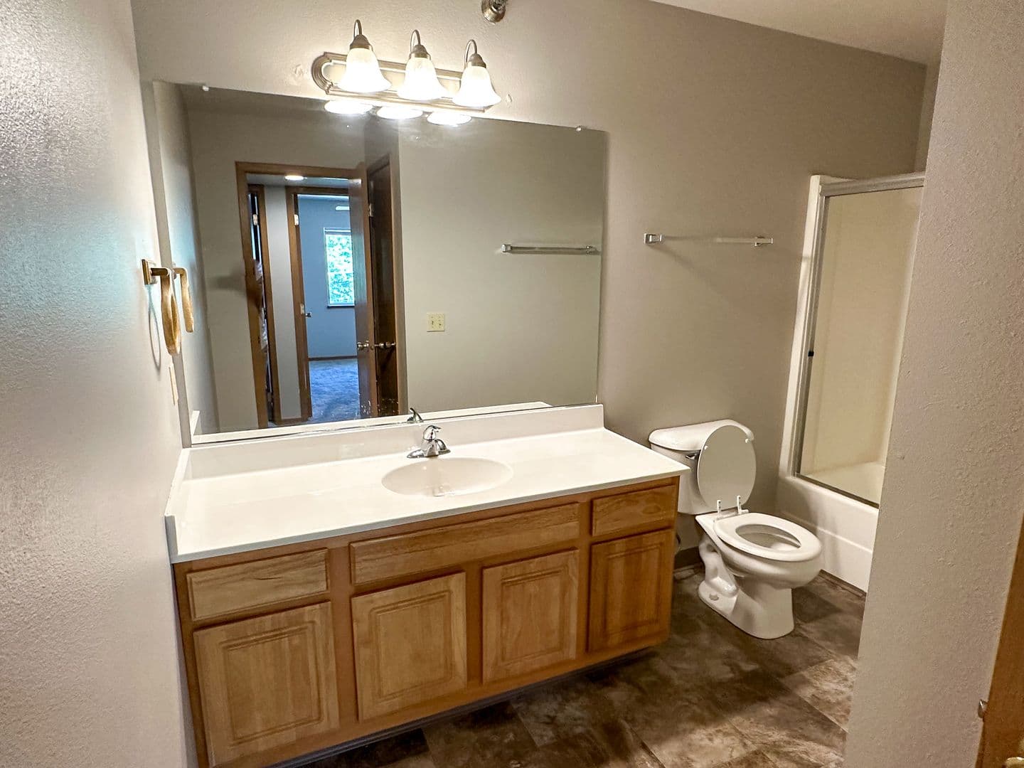 Ames Apartment: 258 N Hyland Ave