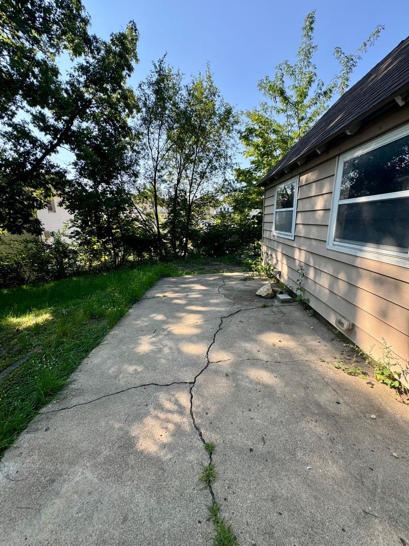 Ames House: 3002 Woodland St