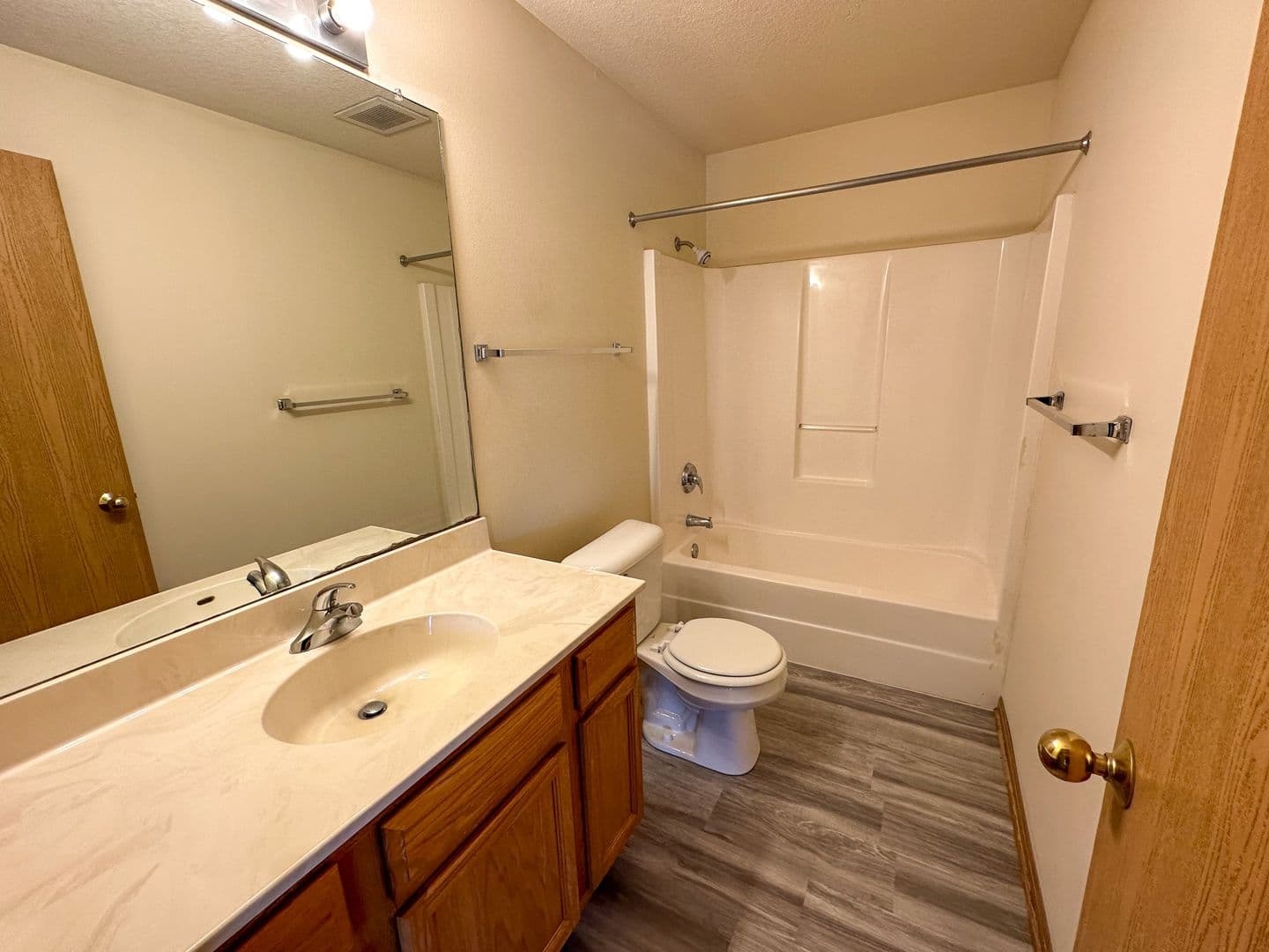 Ames Apartment: 121 Beach Ave