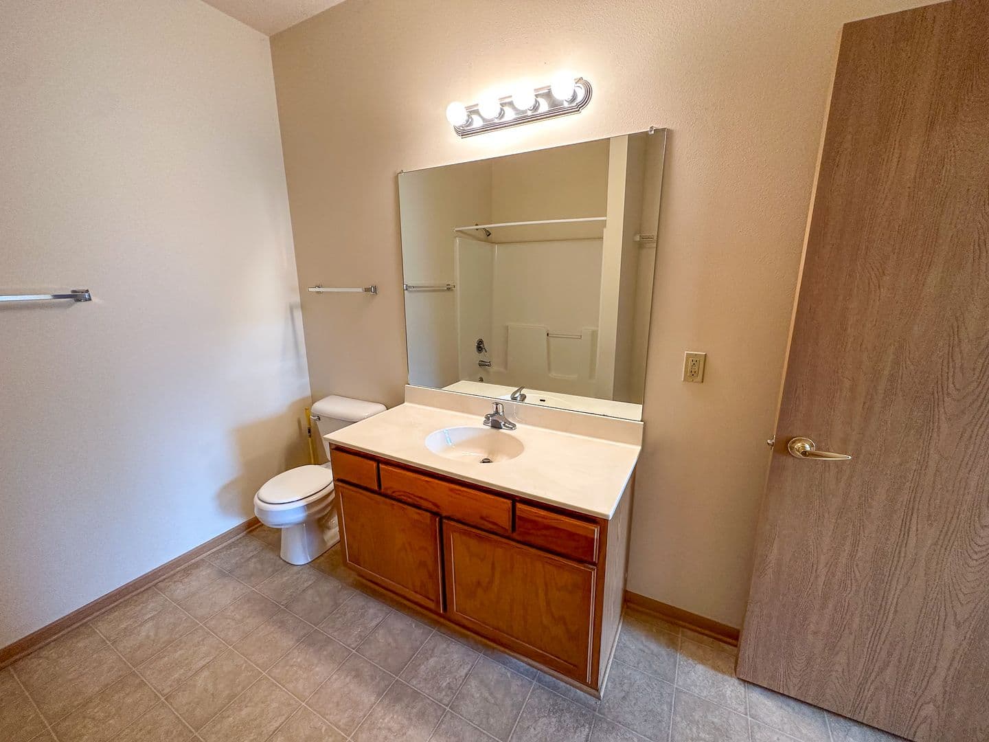 Ames Apartment: 210 Gray Ave