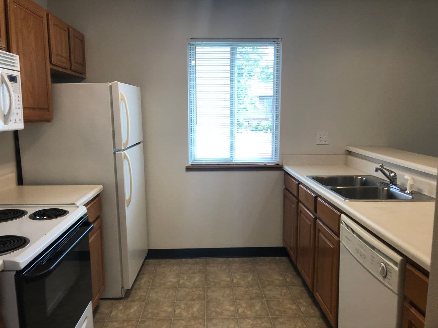 Ames Apartment: 1401 N Dakota Ave