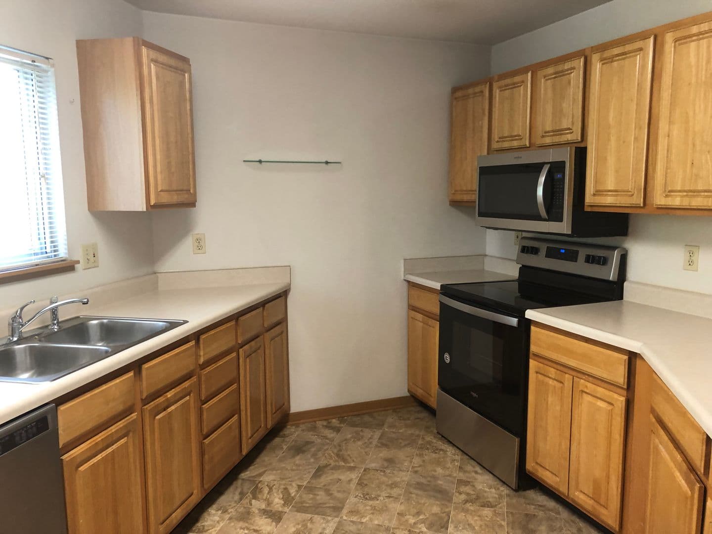 Ames Apartment: 258 N Hyland Ave