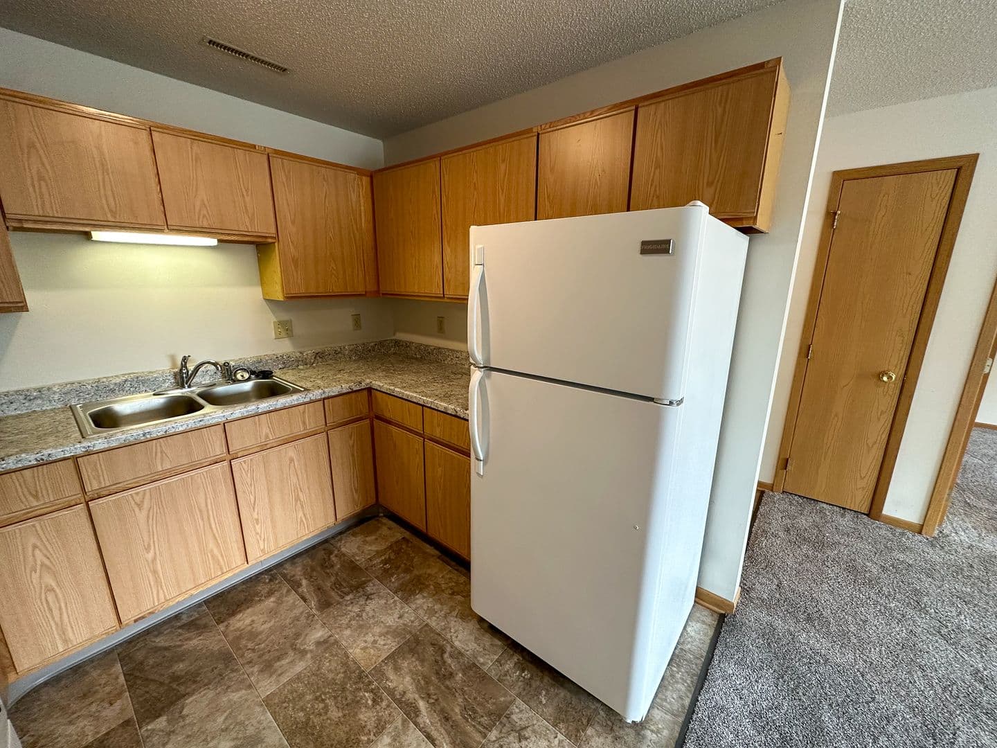 Ames Apartment: 221 Sheldon Ave