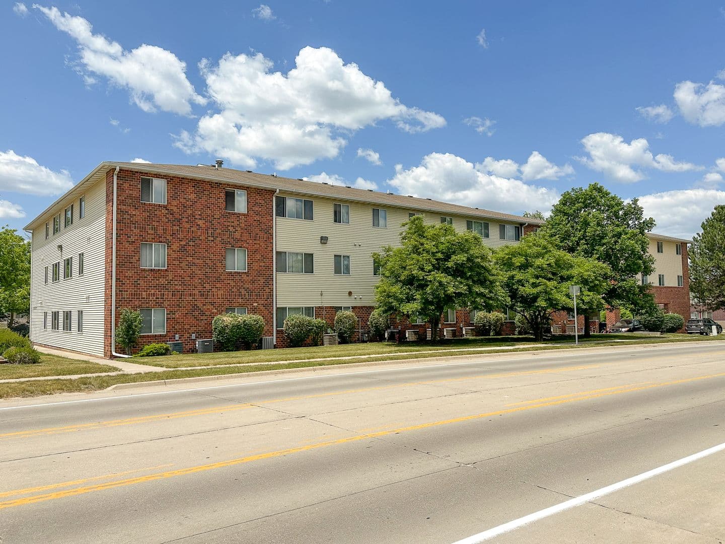 Ames Apartment: 225 N Hyland Ave