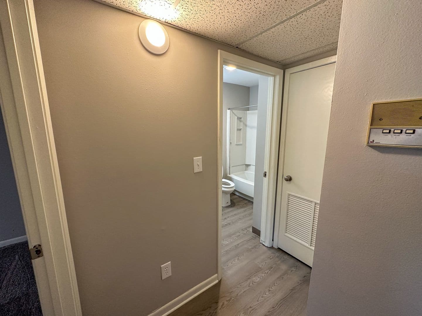 Ames Apartment: 246 N Hyland Ave