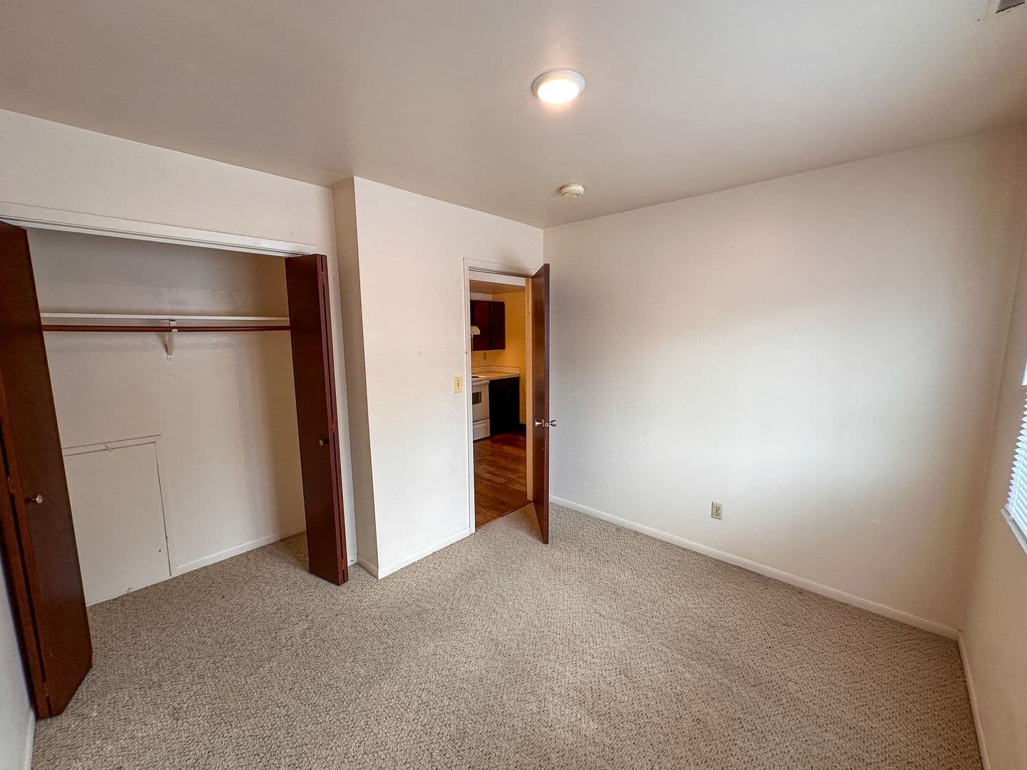 Ames Apartment: 129 S Oak Ave