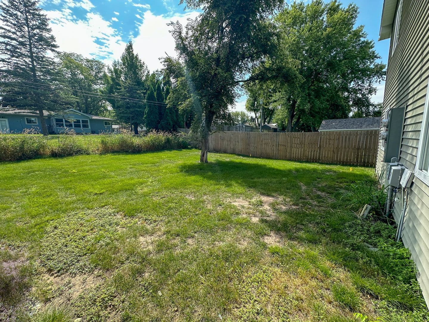 Ames Apartment: 218 S Dakota Ave