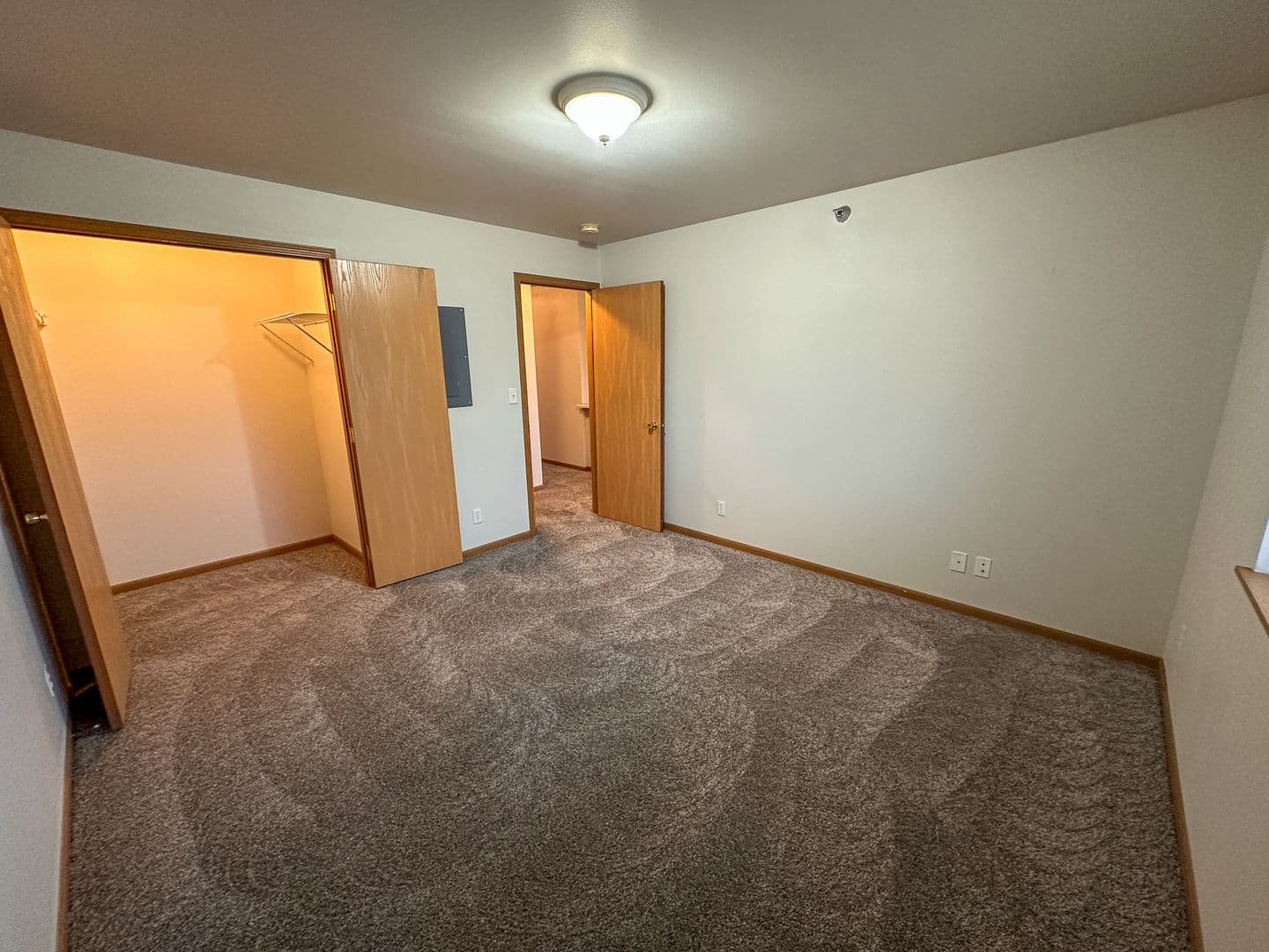 Ames Apartment: 1401 N Dakota Ave