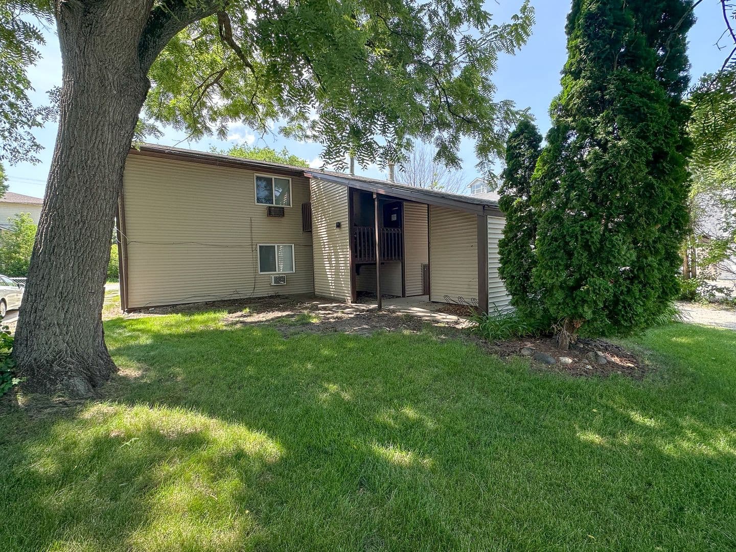 Ames Apartment: 321 Stanton Ave