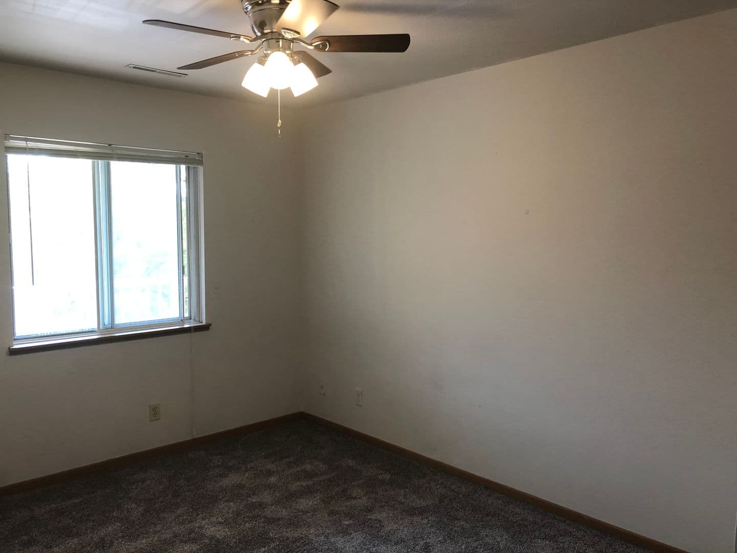 Ames Apartment: 258 N Hyland Ave