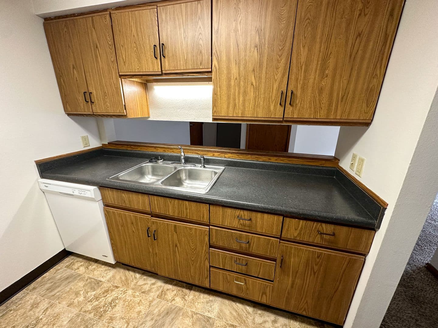 Ames Apartment: 246 N Hyland Ave