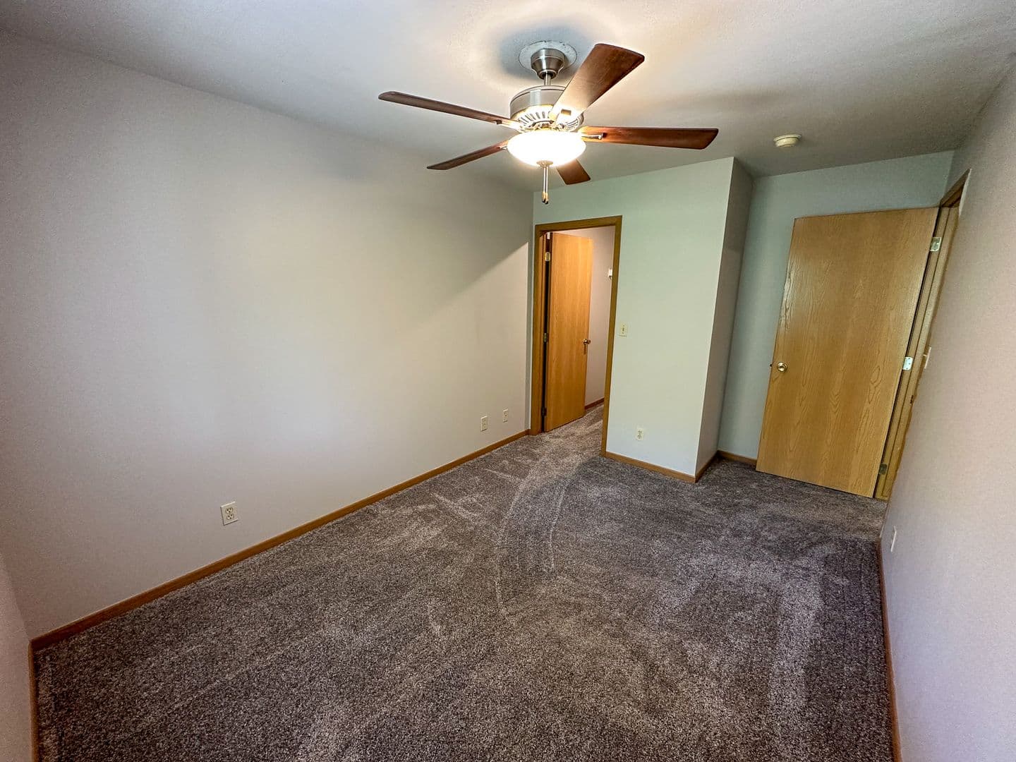 Ames Apartment: 258 N Hyland Ave