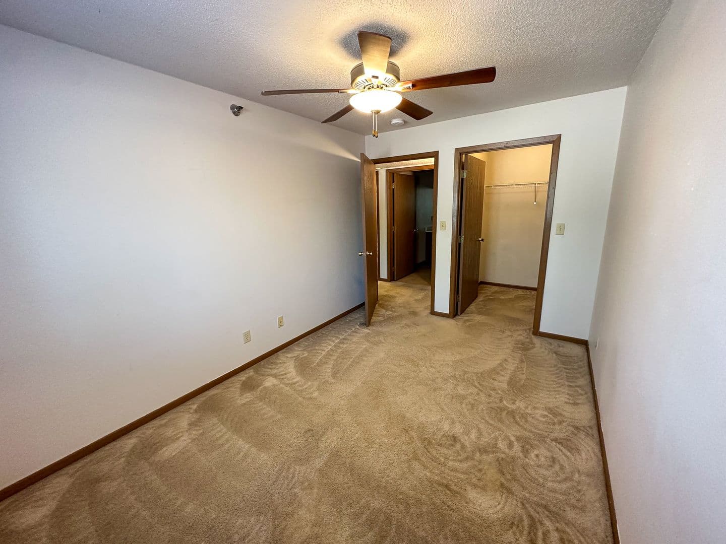 Ames Apartment: 225 N Hyland Ave