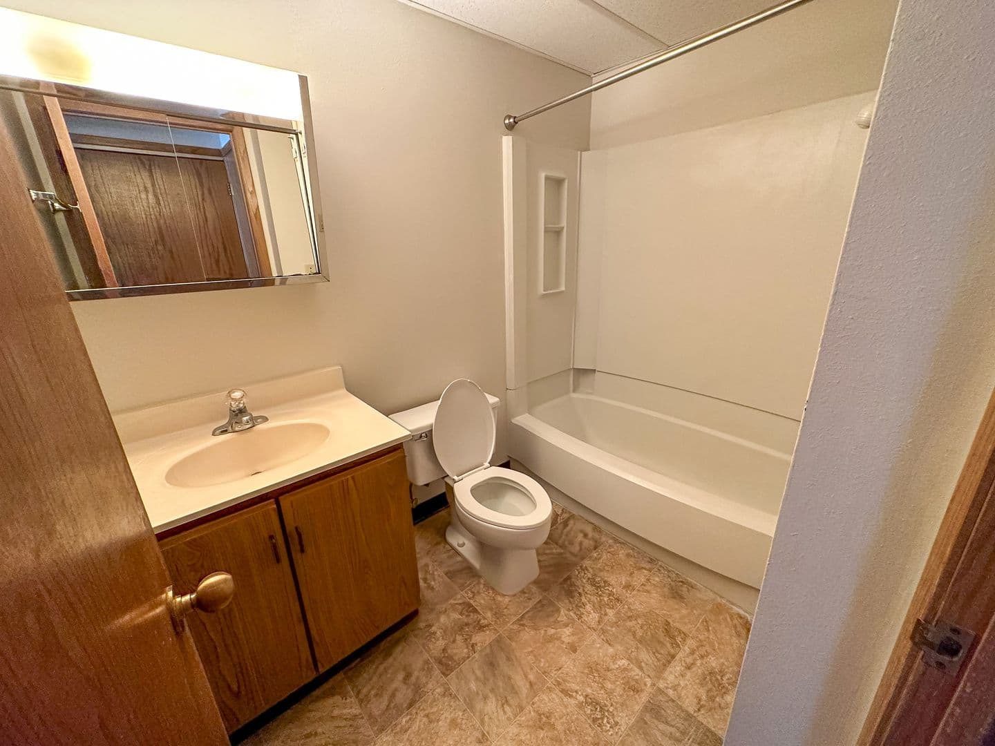 Ames Apartment: 246 N Hyland Ave