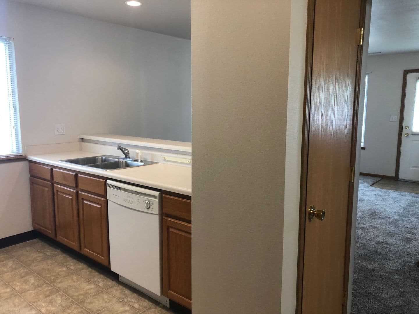 Ames Apartment: 1401 N Dakota Ave