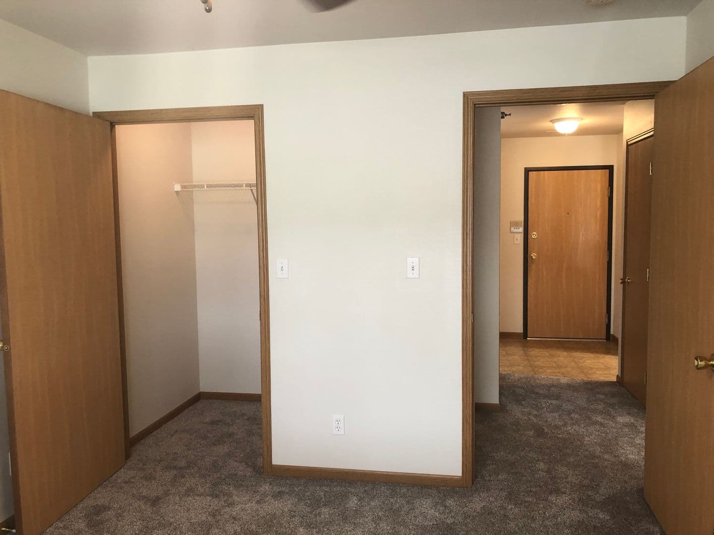 Ames Apartment: 1401 N Dakota Ave