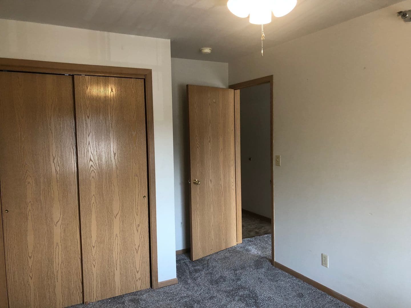 Ames Apartment: 258 N Hyland Ave