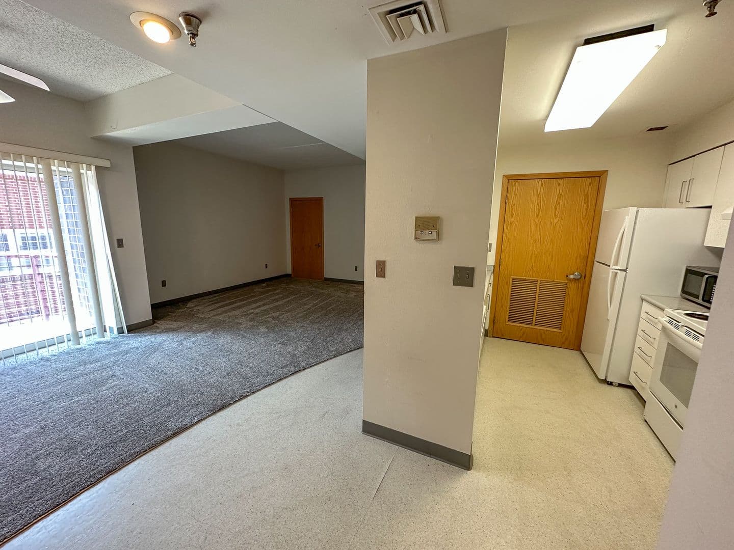 Ames Apartment: 244 N Hyland Ave