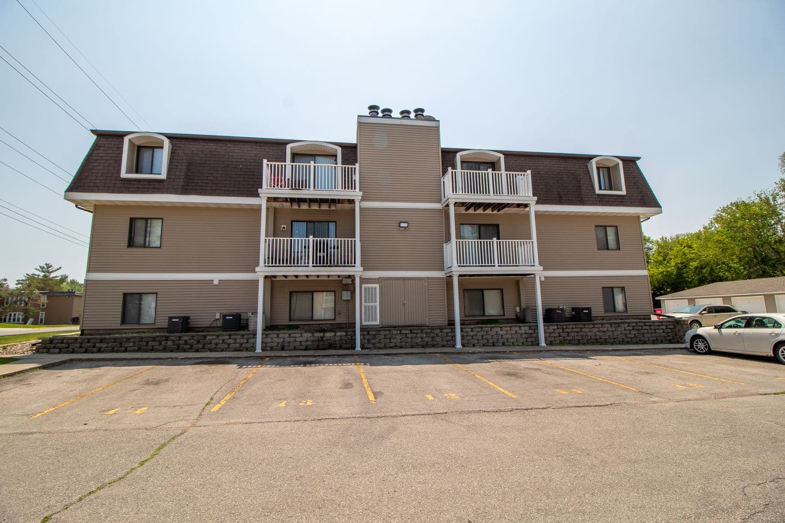 Ames Apartment: 1225 Delaware Ave