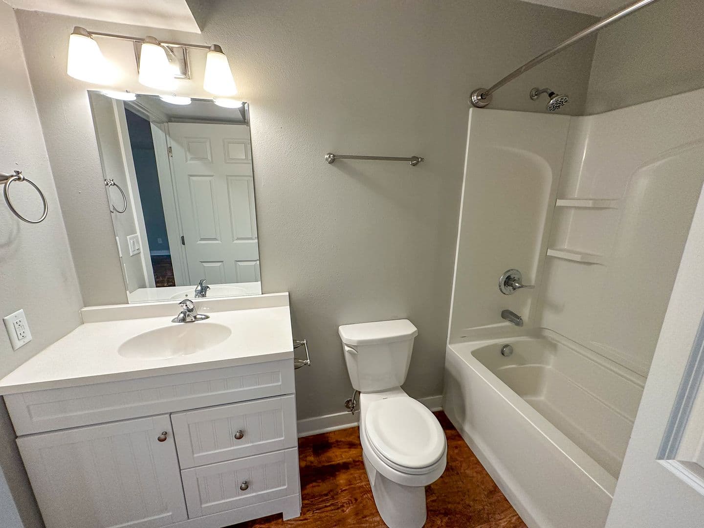 Ames Apartment: 207 S 5th St