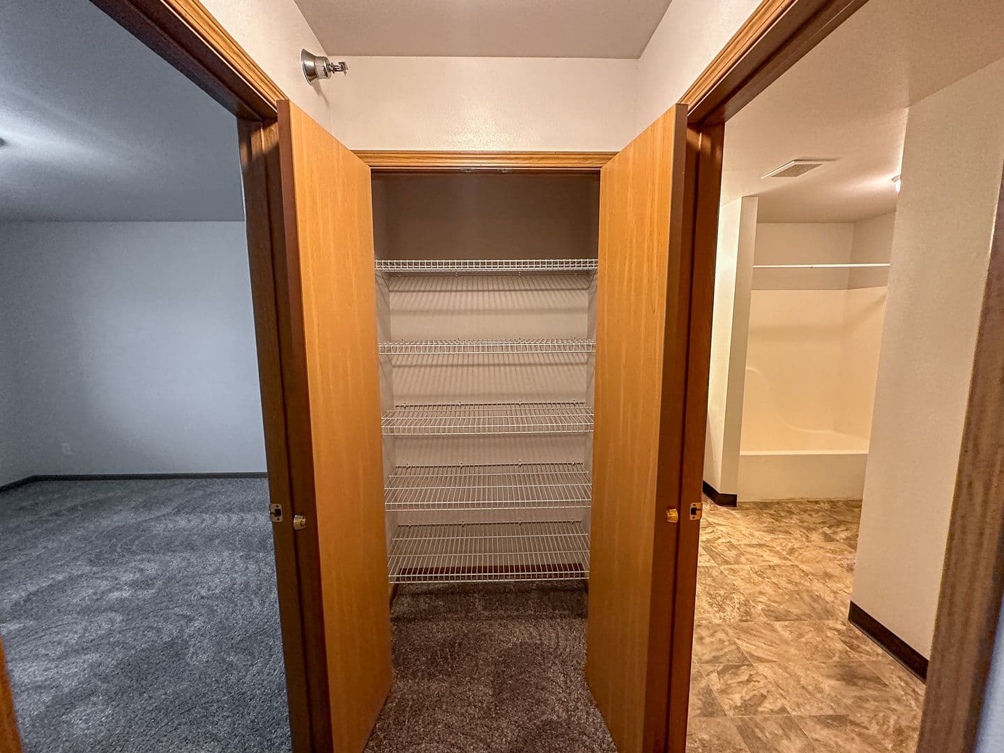 Ames Apartment: 1401 N Dakota Ave