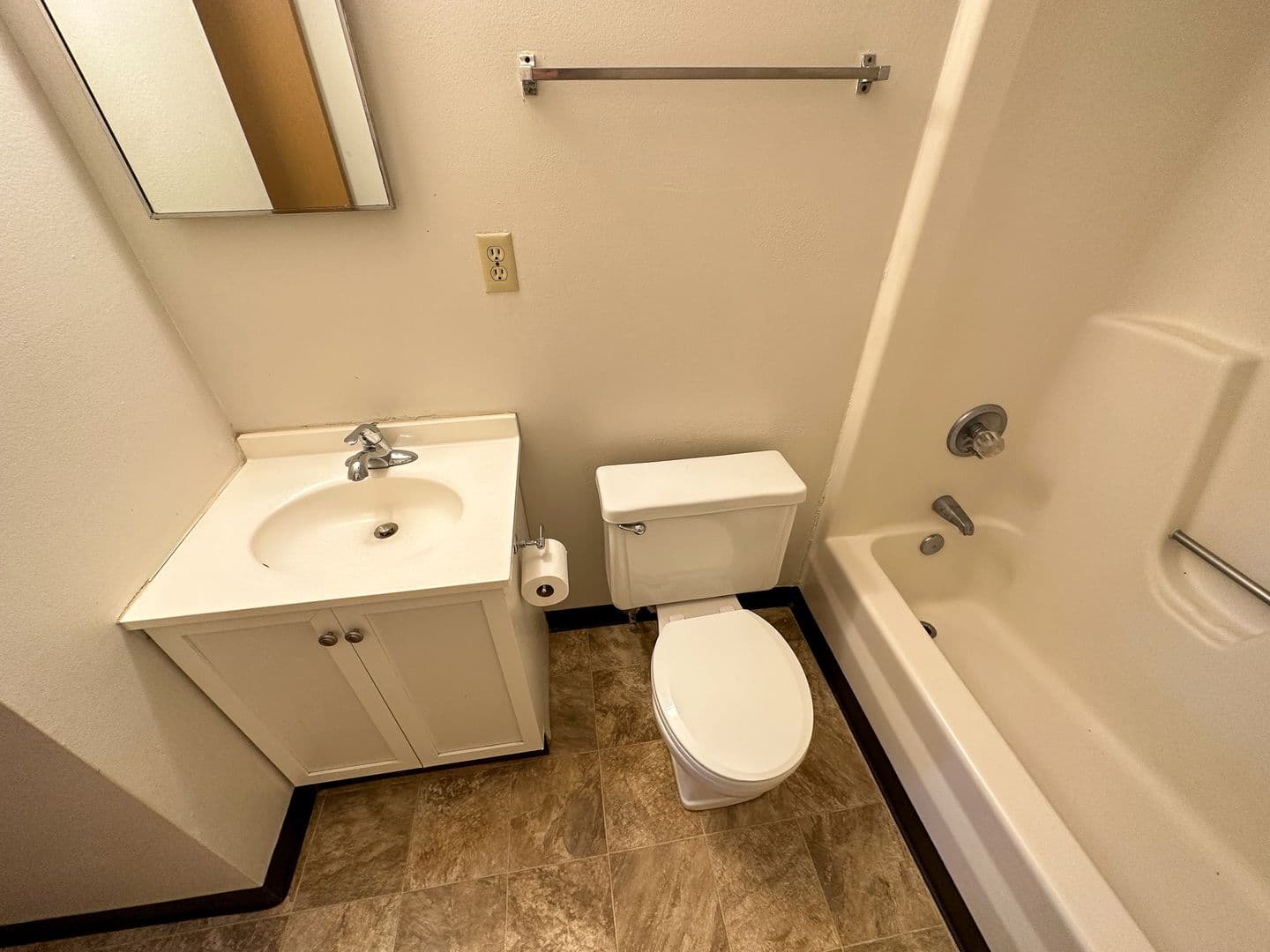 Ames Apartment: 247 Sheldon Ave
