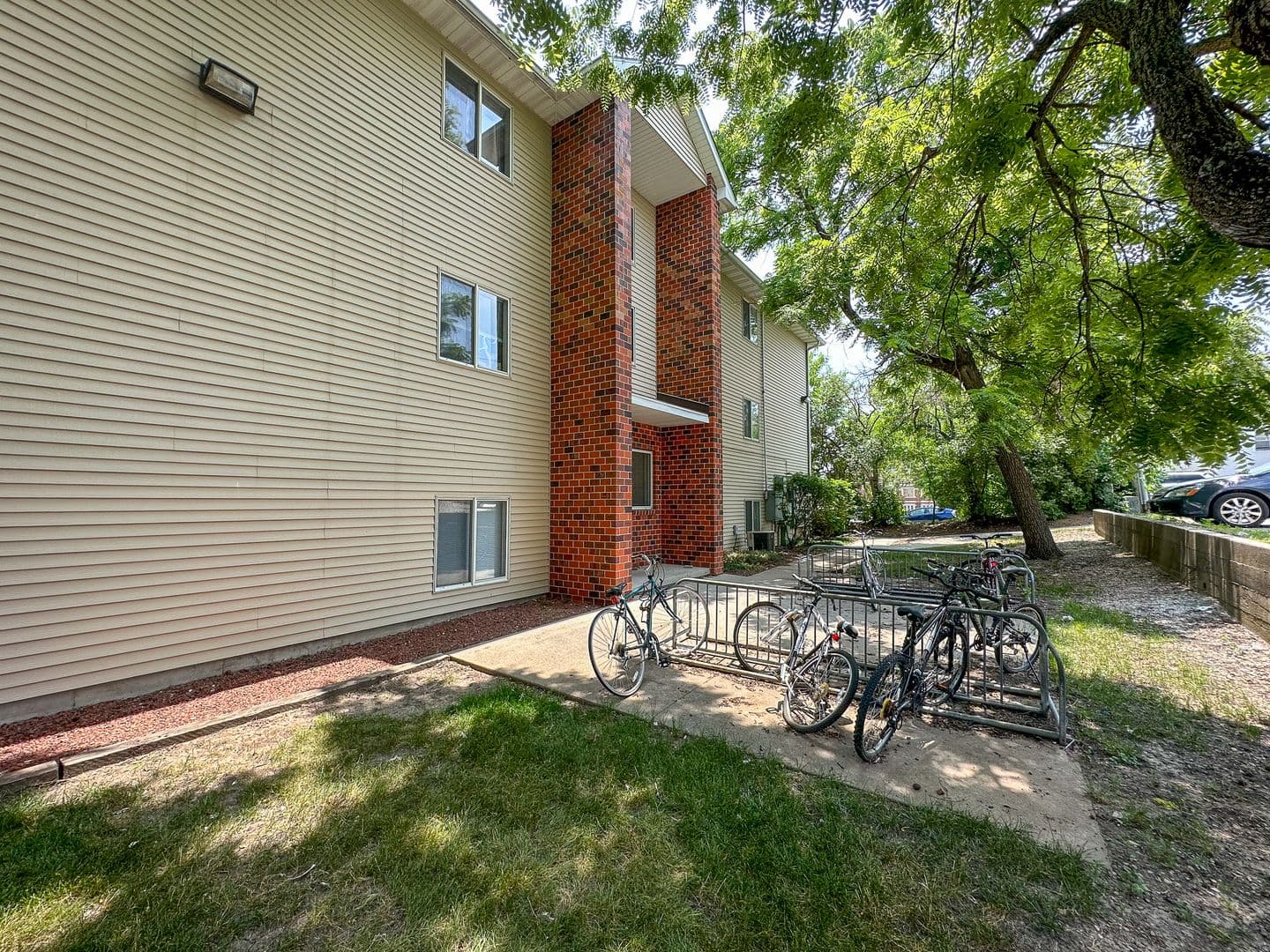 Ames Apartment: 221 Sheldon Ave