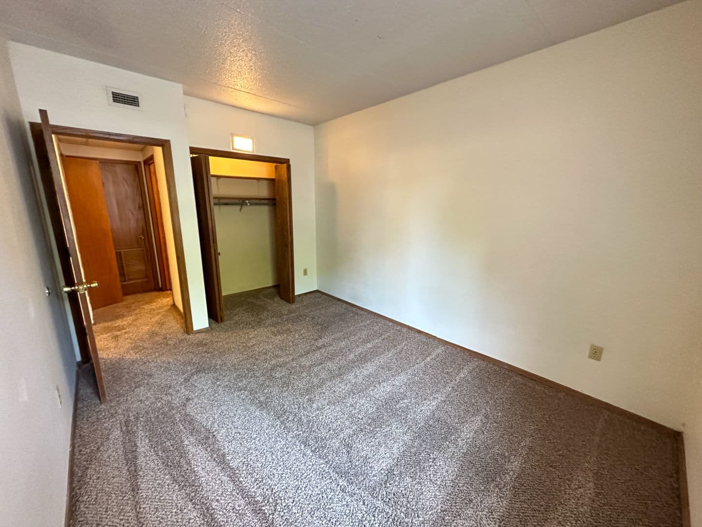 Ames Apartment: 246 N Hyland Ave