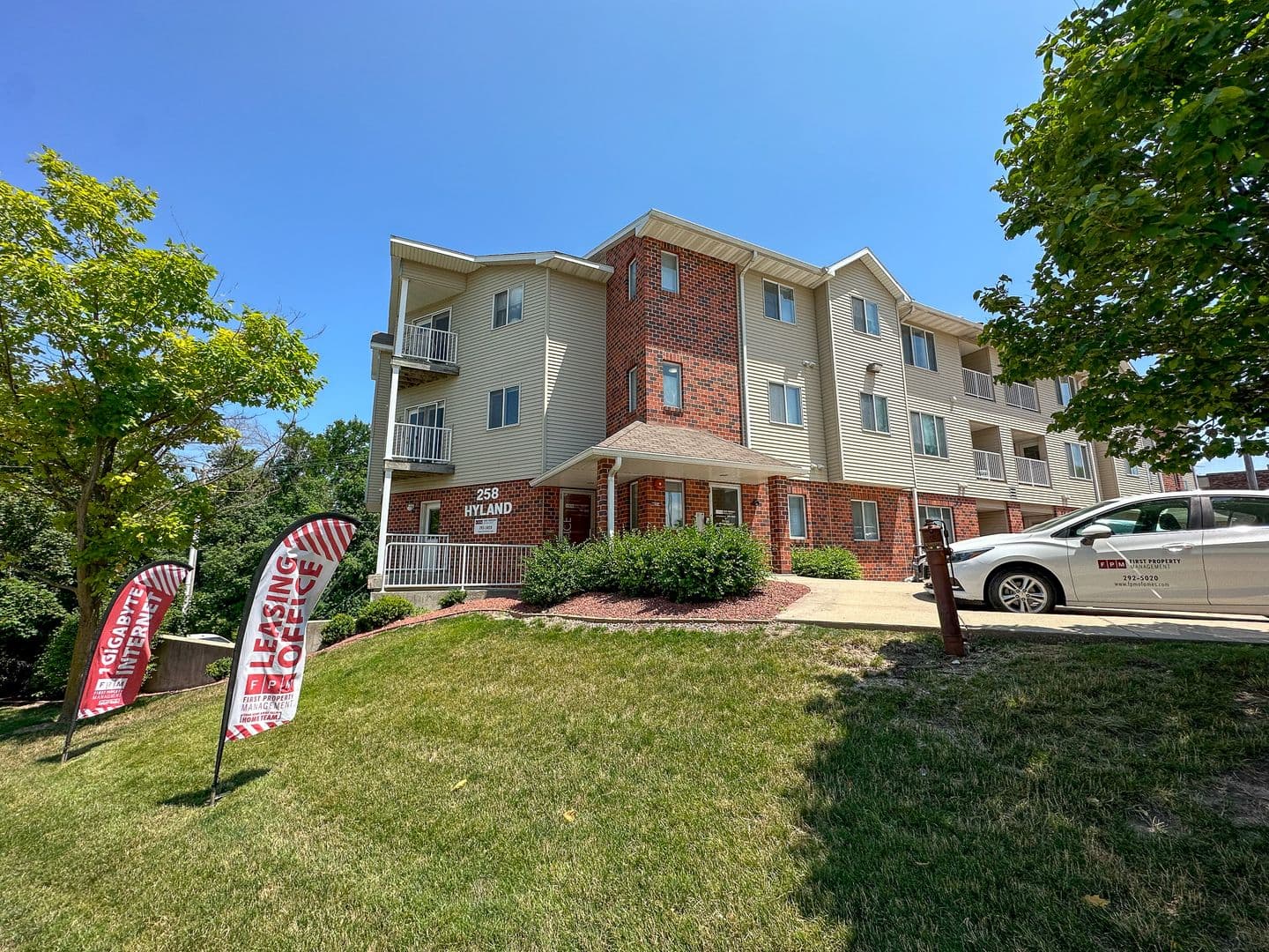Ames Apartment: 258 N Hyland Ave