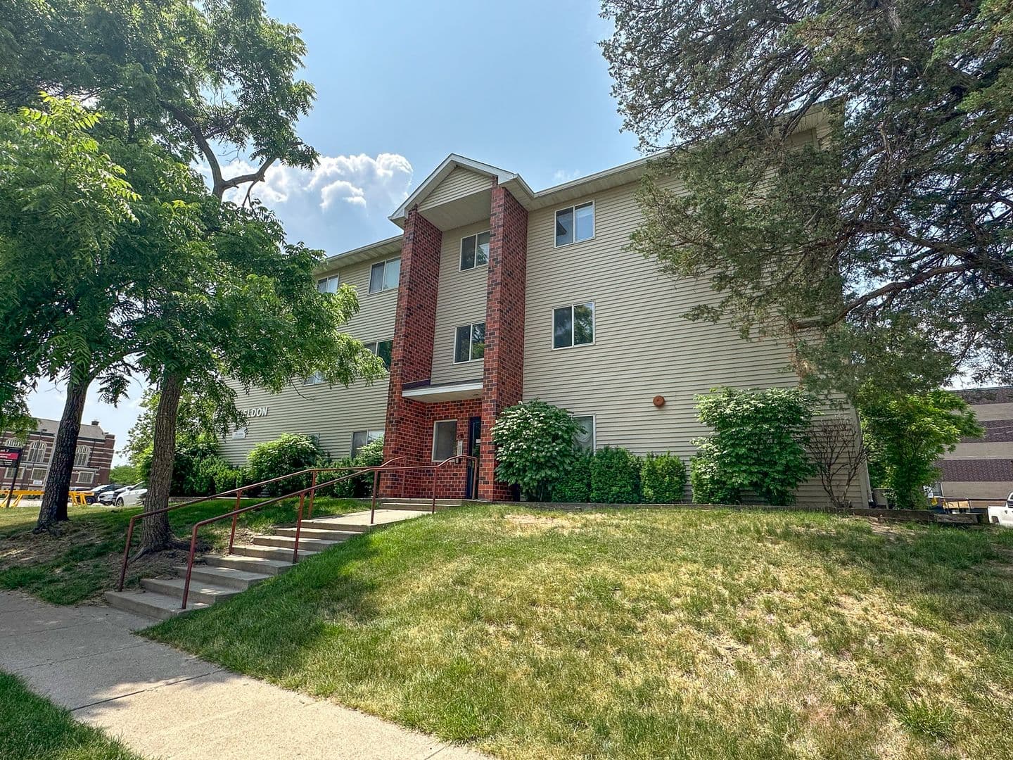 Ames Apartment: 221 Sheldon Ave