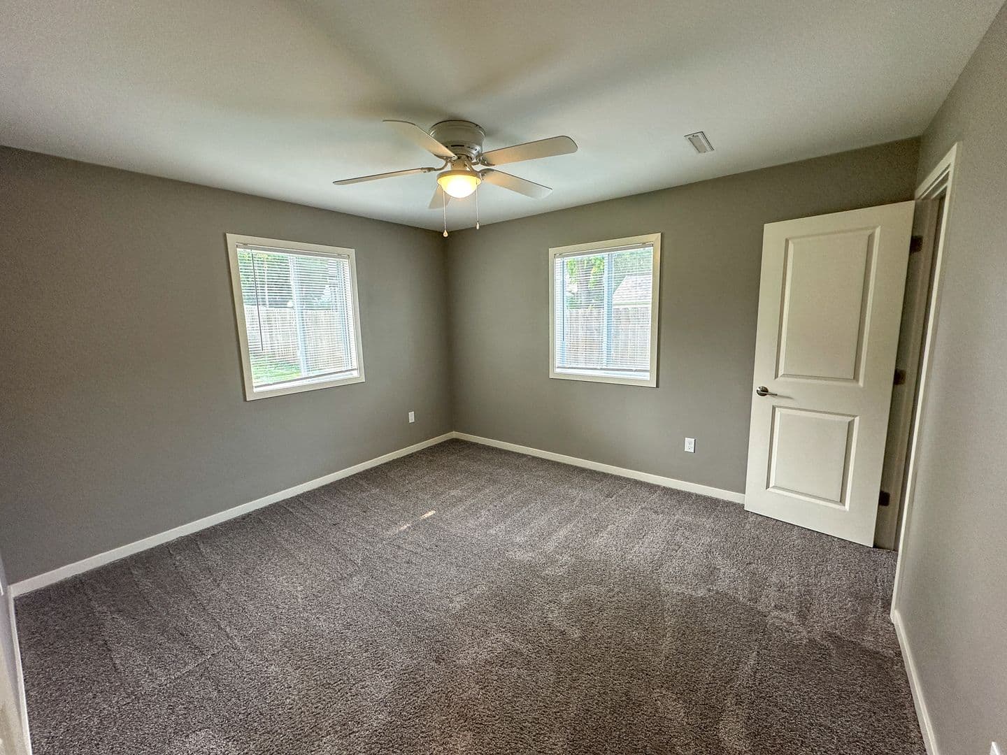 Ames Apartment: 218 S Dakota Ave