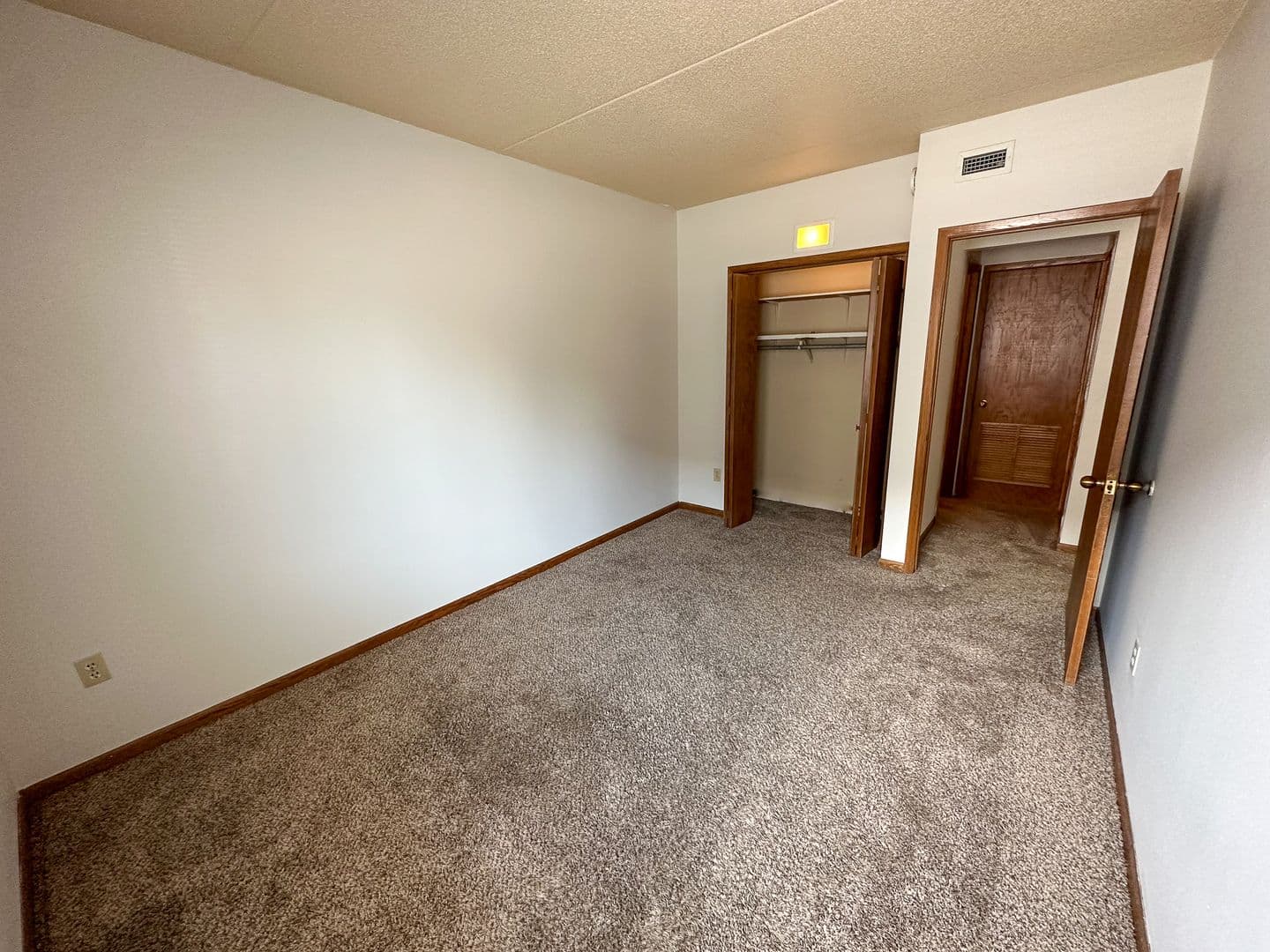 Ames Apartment: 246 N Hyland Ave