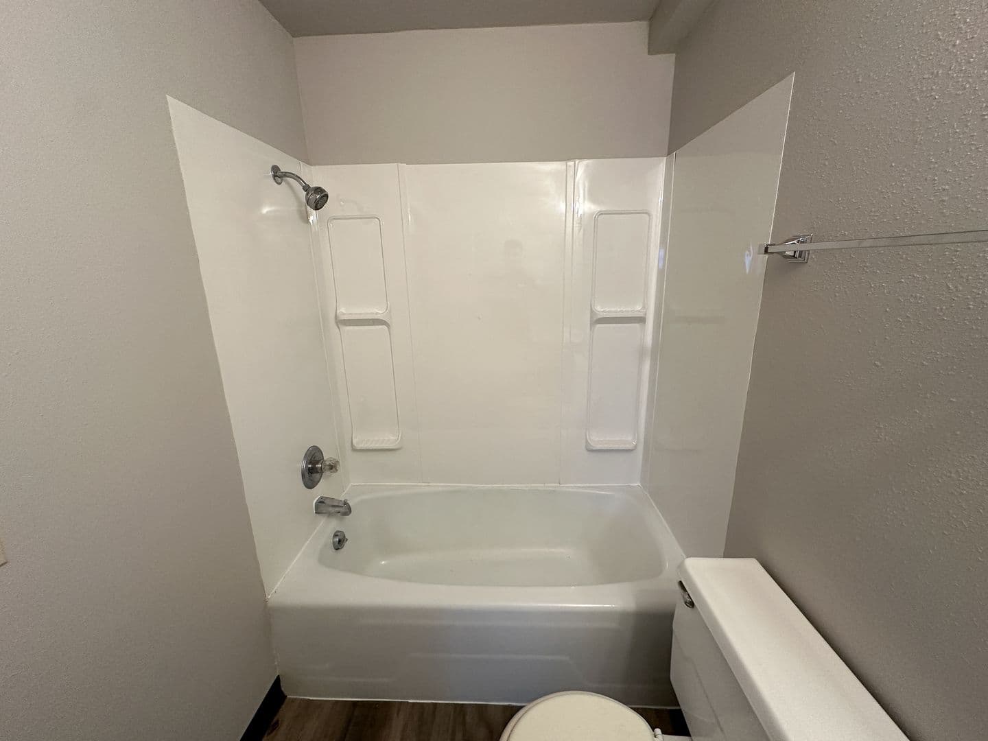 Ames Apartment: 129 S Oak Ave