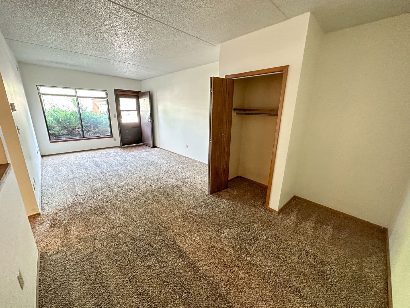Ames Apartment: 246 N Hyland Ave
