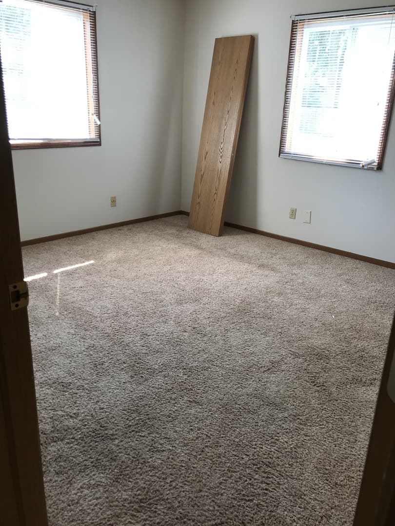 Ames Apartment: 220 S Dakota Ave