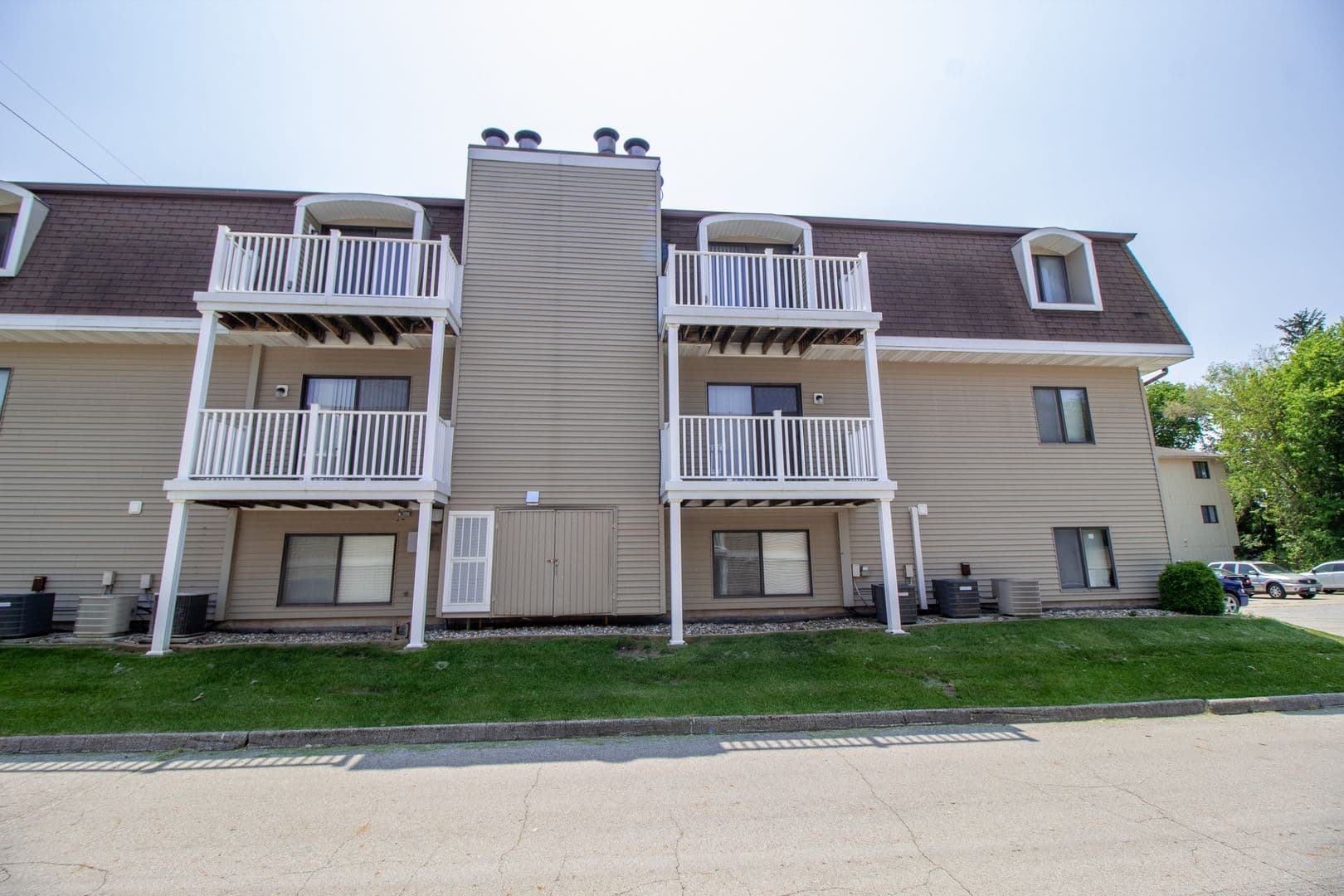 Ames Apartment: 1217 Delaware Ave